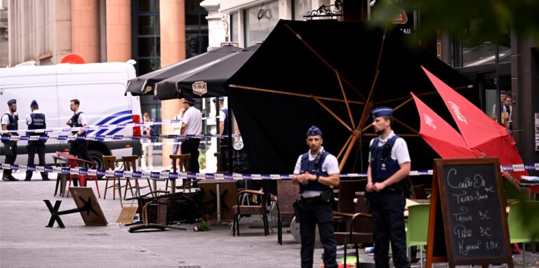 Polizisten stehen am Unglücksort, nachdem ein Lieferwagen eine Terrasse im Stadtzentrum rammte.