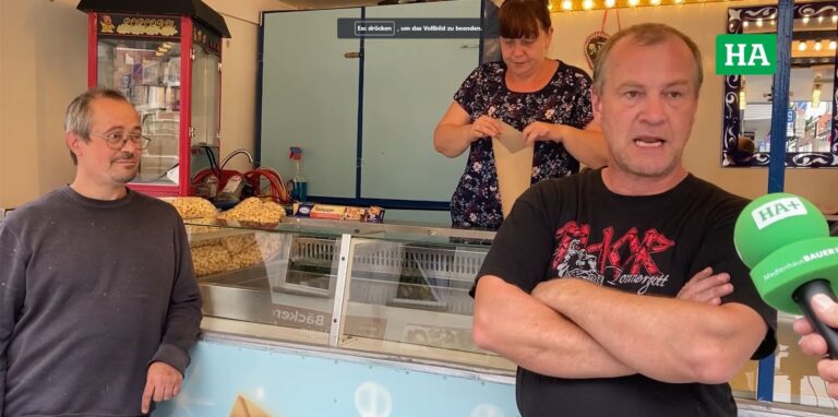 Schausteller Andreas Röber, hier mit seinem Bruder Sascha (l.) und Ehefrau Petra, berichtet im Video über die lange Schausteller-Tradition seiner Familie, über Erlebnisse beim Westerholter Sommerfest und wie er die Corona-Zeit überstanden hat.