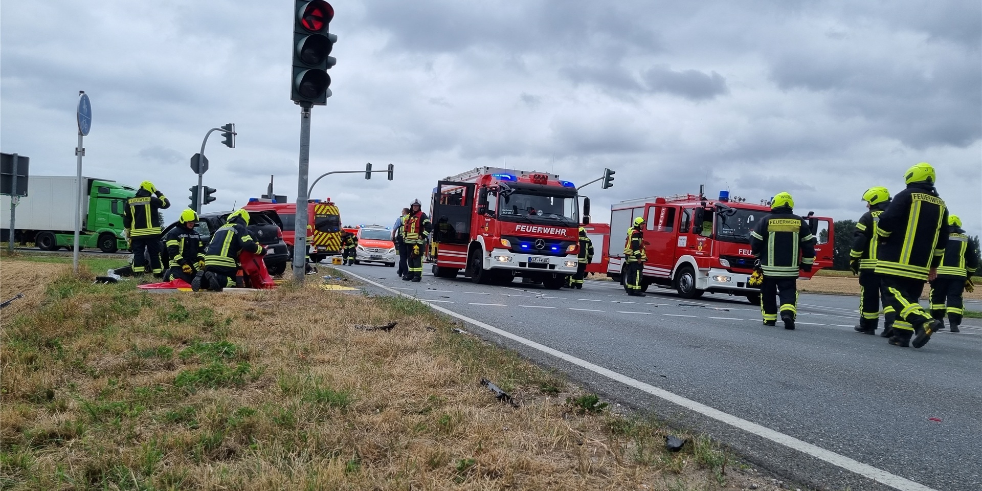 Einsatzstelle mit vielen Feuerwehrwagen und Rettungskräften