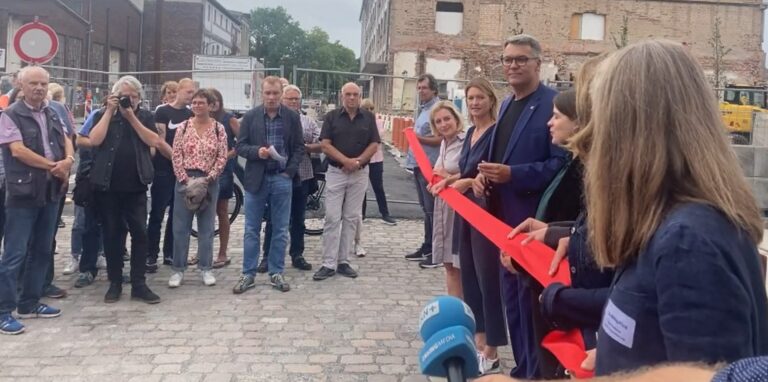 Oberbürgermeister Thomas Westphal und Bezirksbürgermeisterin Hannah Rosenbaum eröffnen die neue Hafen-Promenade.