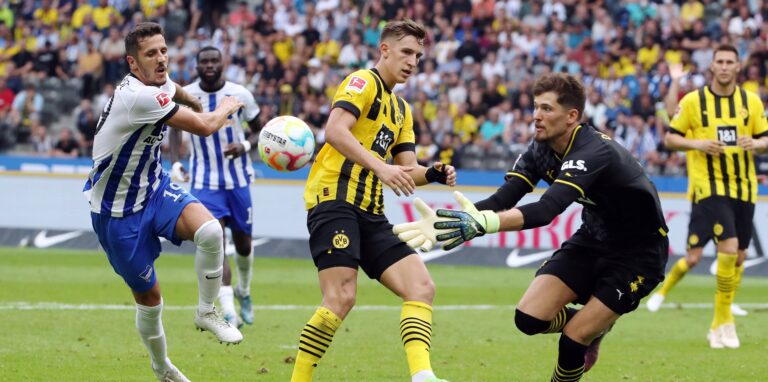 BVB-Torhüter Gregor Kobel fängt den Ball.