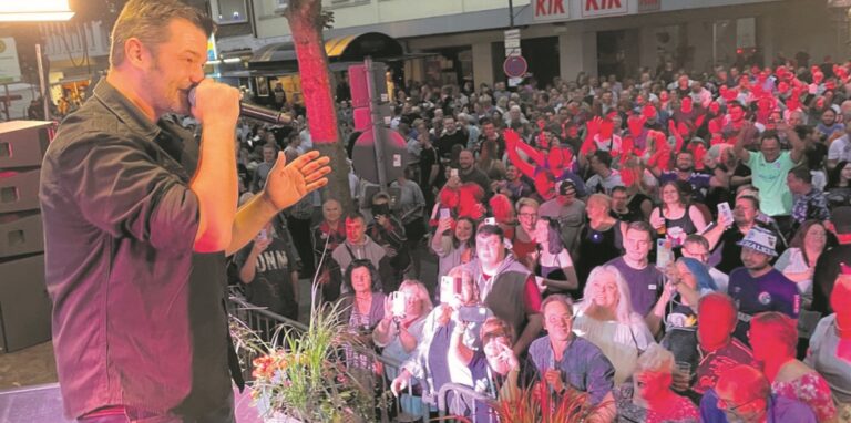 Entertainer durch und durch: Achim Petry sorgt als Topact des Westerholter Sommerfestes mit den Hits seines Vaters Wolfgang und eigenen Liedern für Stimmung auf der Bahnhofstraße.