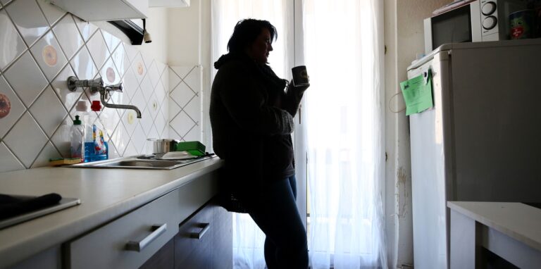 Eine Mutter von drei kleinen Kindern steht in Gelsenkirchen (Nordrhein-Westfalen) in ihrer Küche