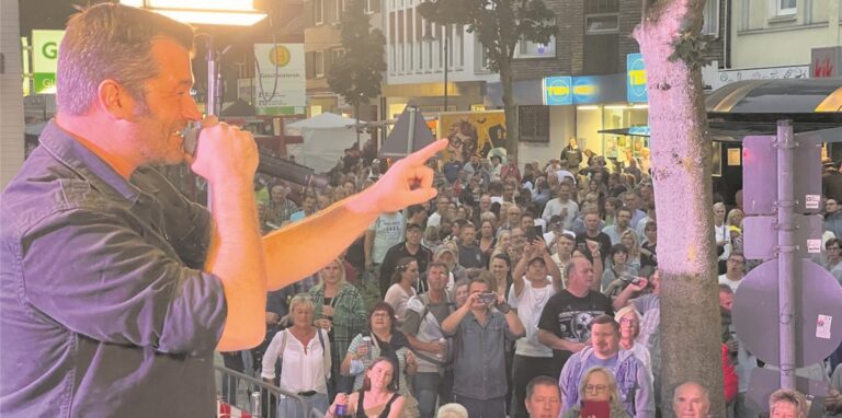 In Windeseile von null auf hundert: Achim Petry bringt die Fans auf der Bahnhofstraße mit den Hits seines Vaters Achim und eigenen Kompositionen sofort in Stimmung.