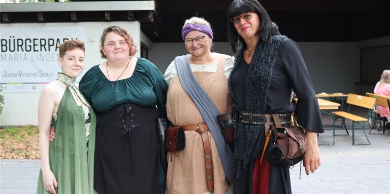 Nadja, Chiara, Carina und Gabi (von links) waren schon häufiger auf Mittelalter-Märkten. Die Premiere in Dorsten hat ihnen gut gefallen.