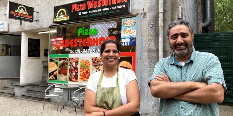 Santokh Singh (r.) und Jasvir Kaur Bains vor ihrem Multikulti-Imbiss „Pizza Westerholt“ an der Bahnhofstraße in Westerholt.