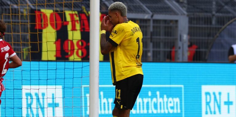 Justin Njinmah hadert mit sich nach einer vergebenen Torchance.