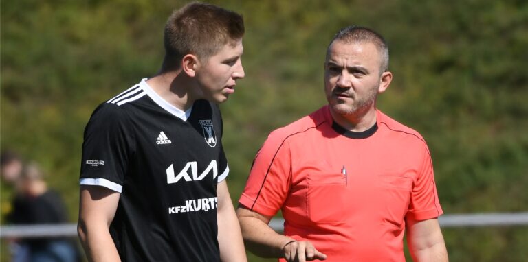 Um zu viele Nebenschauplätze musste sich Schiedsrichter Bekir Karagöz (r) beim Bezirksliga-Derby zwischen der SG Castrop (hier mit Cedric Wache) und der Spvg Schwerin kümmern.