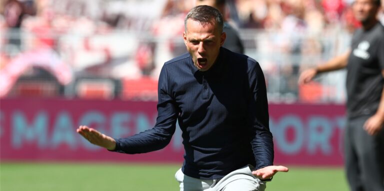Christian Preußer regt sich am Spielfeldrand auf.