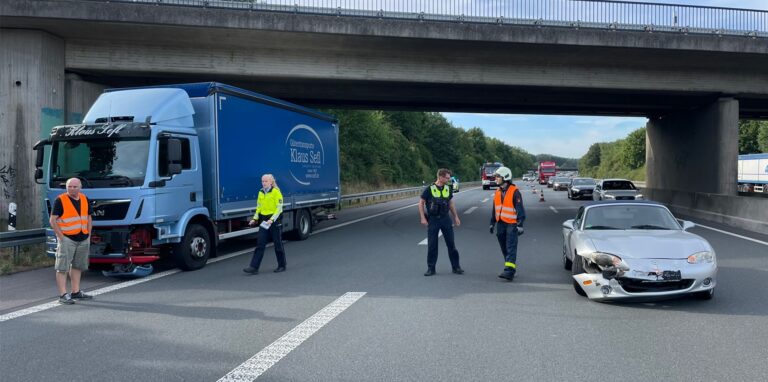Am Montagmorgen gab es auf der A 31 einen Unfall.. Der Verkehr wurde einspurig an der Unfallstelle vorbei geleitet.