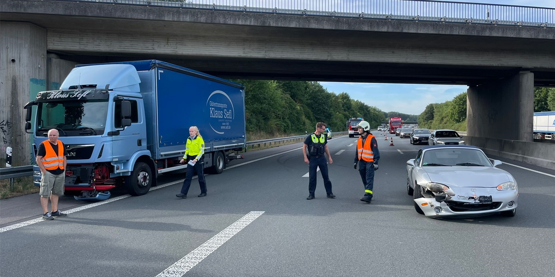 Am Montagmorgen gab es auf der A 31 einen Unfall.. Der Verkehr wurde einspurig an der Unfallstelle vorbei geleitet.