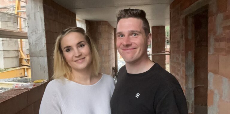 Lisa König und Chris Kremer freuen sich, dass ihre Doppelhaushälfte an der Heitkampstraße in Dortmund-Brechten im Rohbau fertig ist – nur die Fenster fehlen noch. In den nächsten Tagen steht nun ein Termin mit dem Elektriker an. Und dem müssen sie sagen, ob Internetkabel auch in die oberen Etagen gelegt werden sollen.