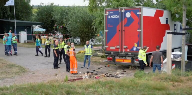 Einsatzkräfte hinter dem Lkw, der am Samstag in den Niederlanden in eine Gruppe Menschen gerast war.
