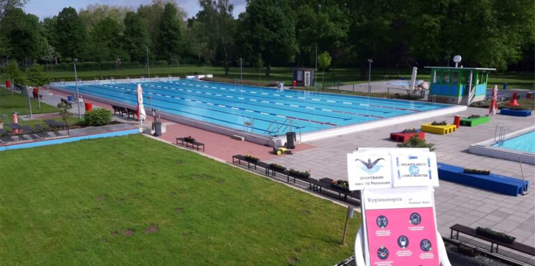 Das Parkbad Nord in Castrop-Rauxel hat ein Schwimmerbecken. Im vorderen Bereich ist ein Teil der Liegewiese zu sehen.