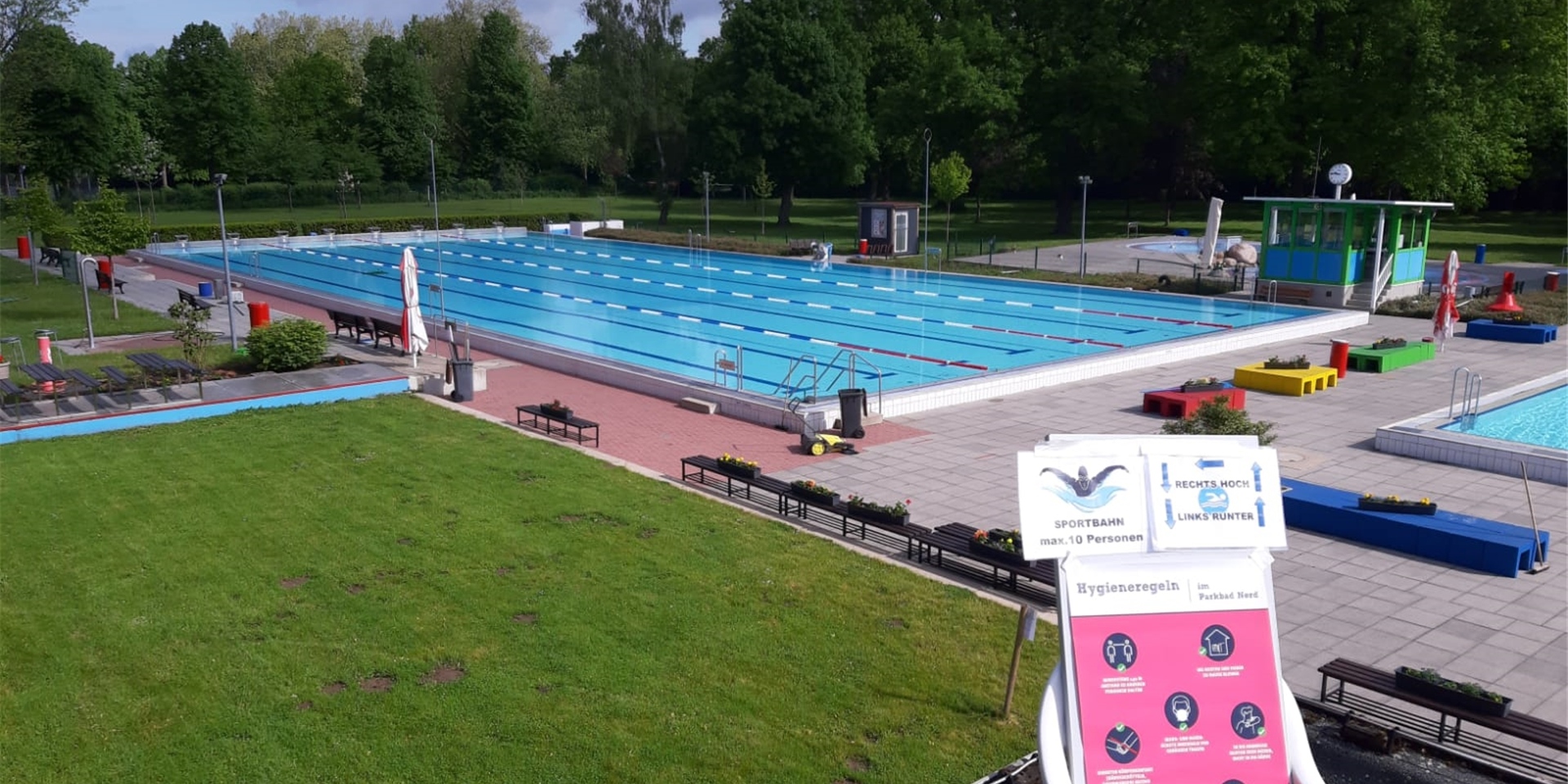 Das Parkbad Nord in Castrop-Rauxel hat ein Schwimmerbecken. Im vorderen Bereich ist ein Teil der Liegewiese zu sehen.
