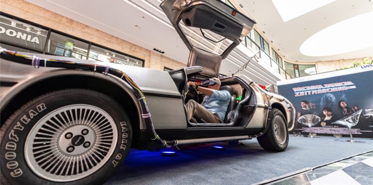 Georg Lunemann, Landesdirektor des Landschaftsverband Westfalen-Lippe (LWL) sitzt im DeLorean-Sportwagen und guckt sich mit einer 3D-Brille einen VR-Film an, hier in Münster.