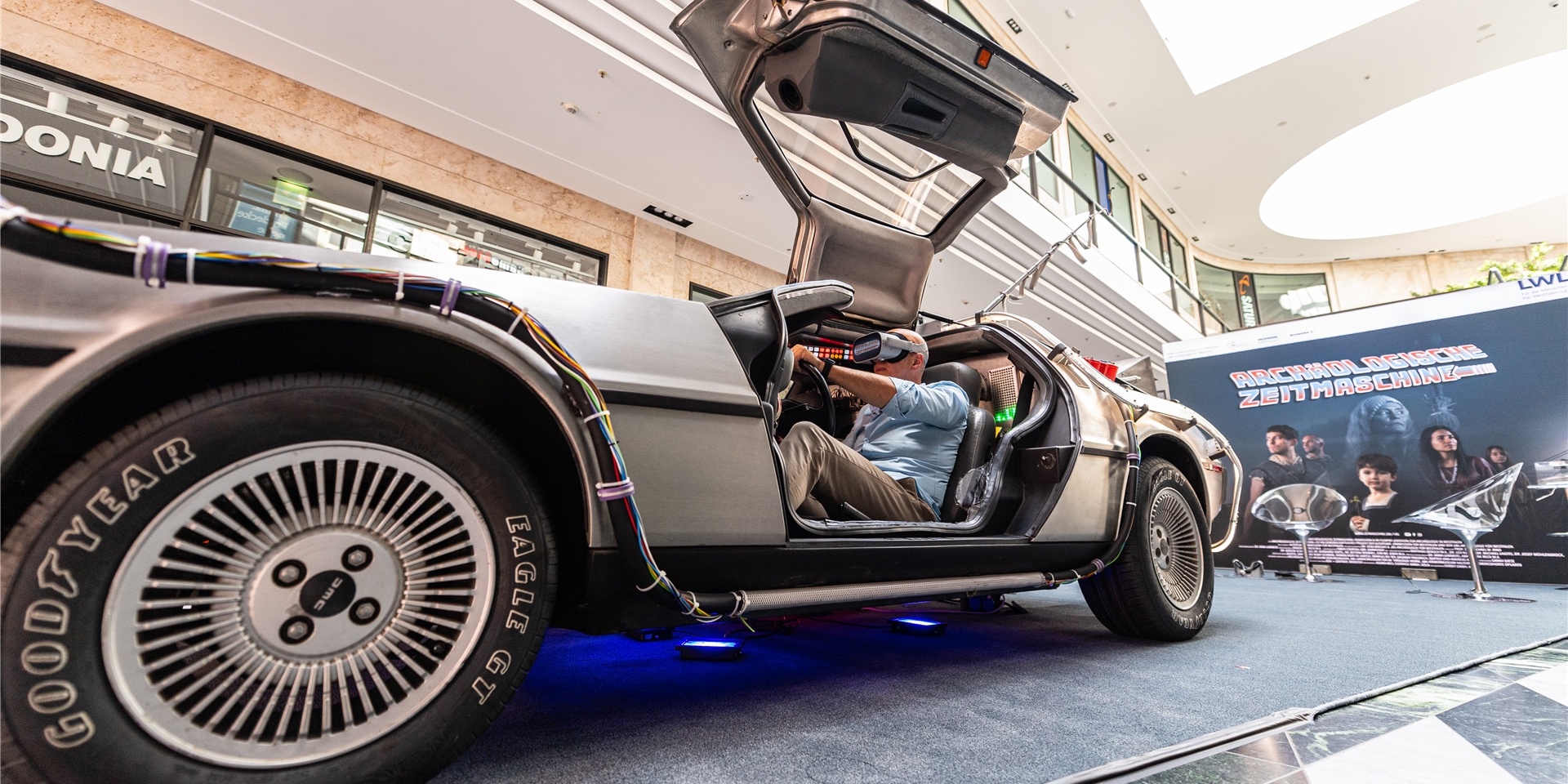 Georg Lunemann, Landesdirektor des Landschaftsverband Westfalen-Lippe (LWL) sitzt im DeLorean-Sportwagen und guckt sich mit einer 3D-Brille einen VR-Film an, hier in Münster.