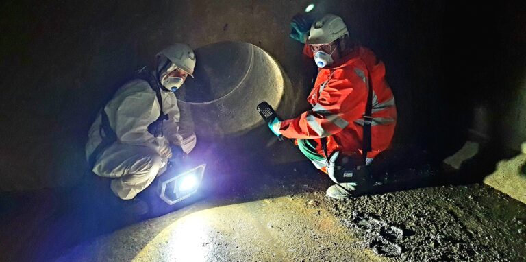 Kanalbetriebsleiterin Astrid Fuhrmann (l.) und ihr Mitarbeiter Rene Denguth zeigen im Regenrückhaltebecken unter der Westerbachstraße den Zulauf.