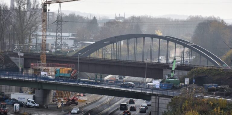 Blick von der Tunnelbaustelle im Kreuz Herne auf die Brücken über der A43 in südlicher Richtung.