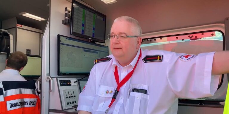 Der Hertener DRK-Chef Ralph Hoffert behält im Einsatzleitwagen die Lage im Blick.