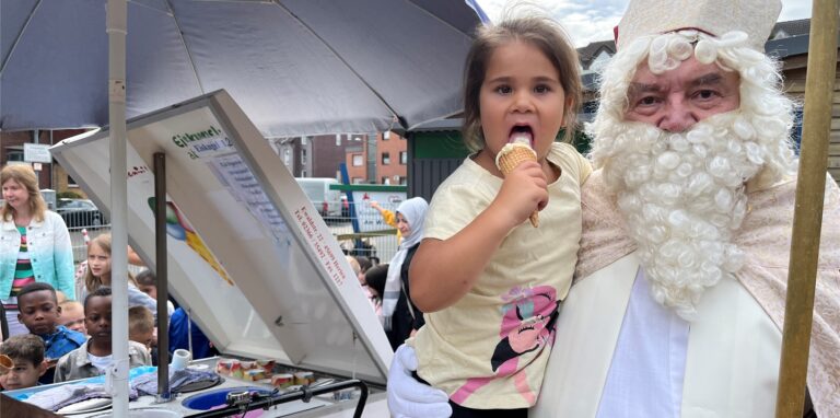 Nadja (6) freut sich über das leckere Eis beim Besuch des Nikolaus in der AWO-Kita am Wilhelmsplatz.