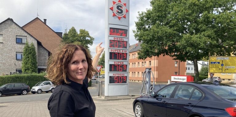 Susanne Sdrenka (49) von der gleichnamigen Tankstelle an der Hertener Straße in Westerholt zeigt auf die Preistafel. Dort macht sie ihre Kunden schon auf die anstehende Preiserhöhung aufmerksam.
