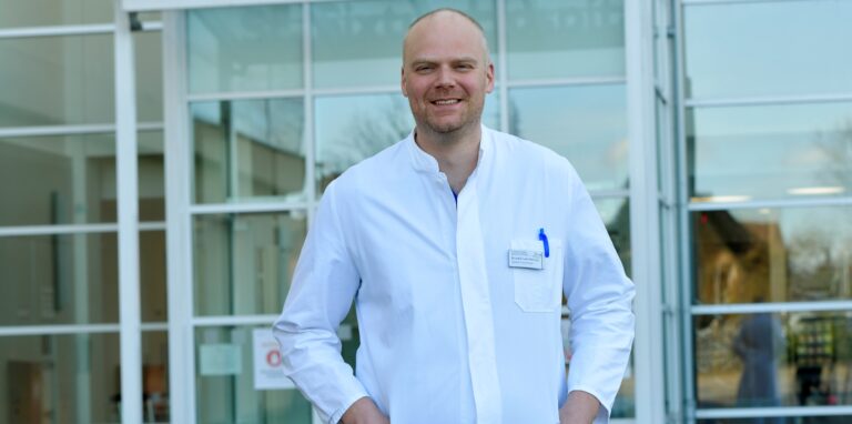 Dr. Lars Heining ist Chefarzt für Pneumologie am St.-Sixtus-Hospital. Er spricht über die Dauerbelastung der Pflegekräfte und verrät, warum trotzdem Normalität einkehrt.