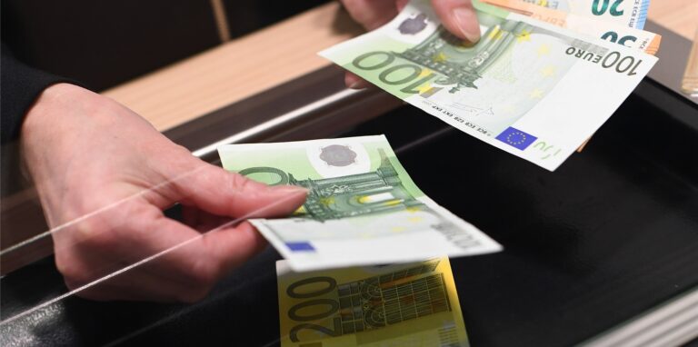 Weil eine 88-jährige Dortmunderin sich einen fünfstelligen Eurobetrag auszahlen lassen wollte, rief eine Bankmitarbeiterin die Polizei. Damit verhinderte sie einen Betrug. (Symbolbild)