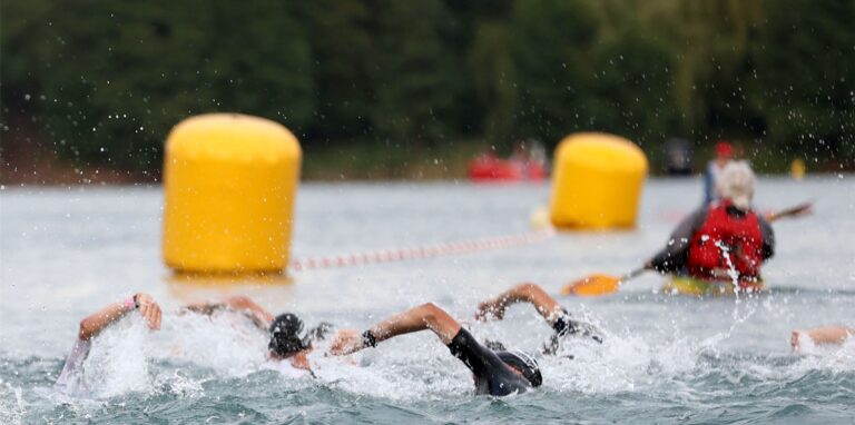 Triathlon: Europameisterschaft, Ironman, Männer. Die Athleten schwimmen im Langen Waldsee.