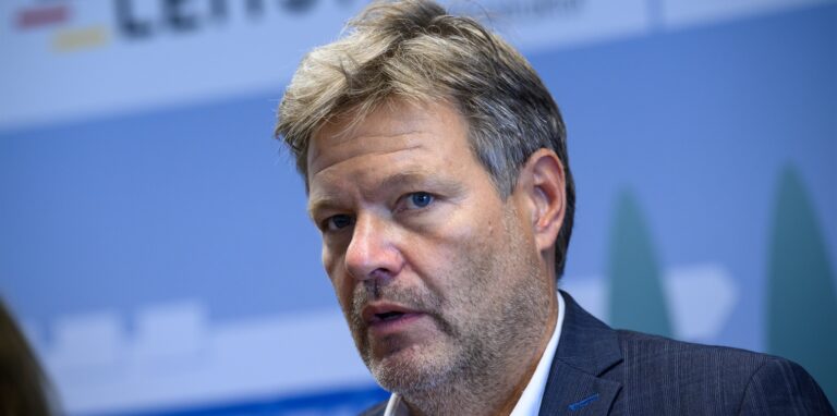Robert Habeck (Bündnis 90/Die Grünen), Bundesminister für Wirtschaft und Klimaschutz, äußert sich bei einem Besuch der Nationalen Leitstelle Ladeinfrastruktur.