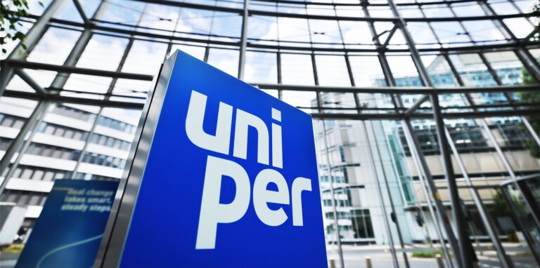 Ein Logo steht im Foyer der Hauptverwaltung des Energieversorgungsunternehmens Uniper in Düsseldorf.