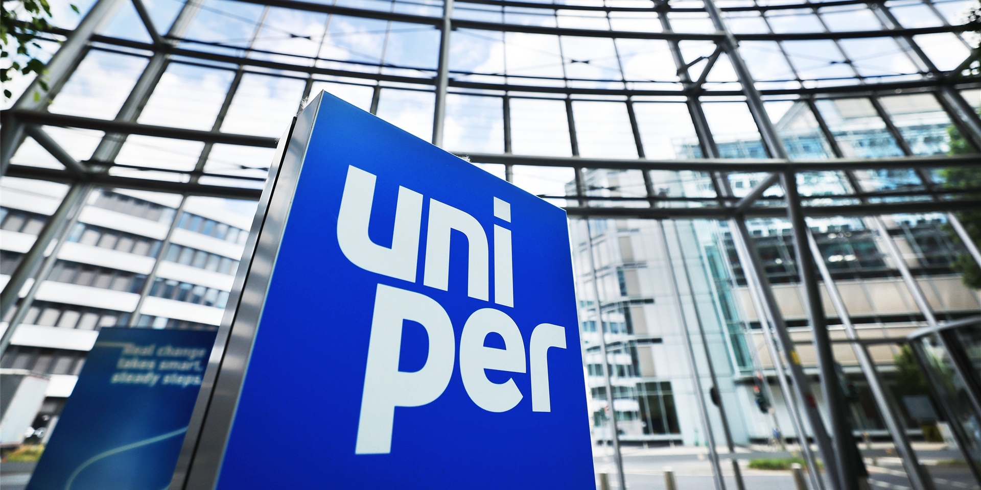 Ein Logo steht im Foyer der Hauptverwaltung des Energieversorgungsunternehmens Uniper in Düsseldorf.