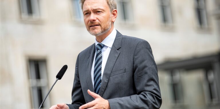 Christian Lindner (FDP), Bundesminister der Finanzen, gibt im Hof des Finanzministeriums ein Pressestatement zum Thema Finanzkriminalität.