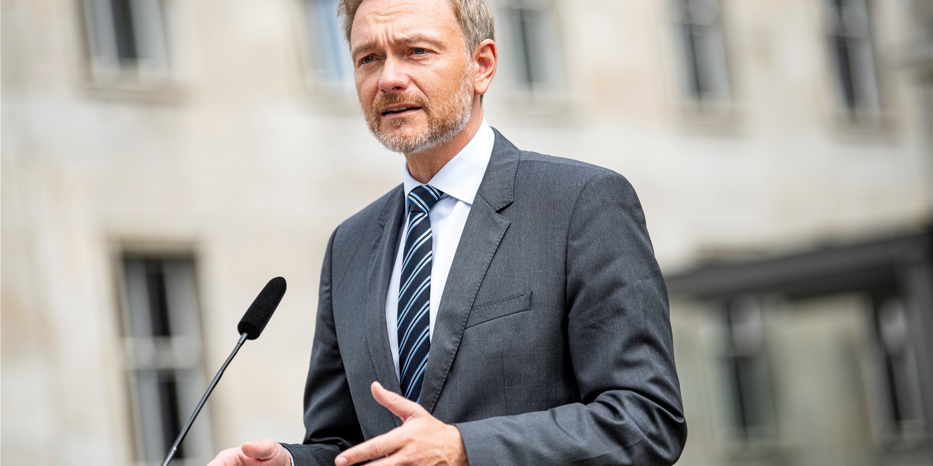 Christian Lindner (FDP), Bundesminister der Finanzen, gibt im Hof des Finanzministeriums ein Pressestatement zum Thema Finanzkriminalität.