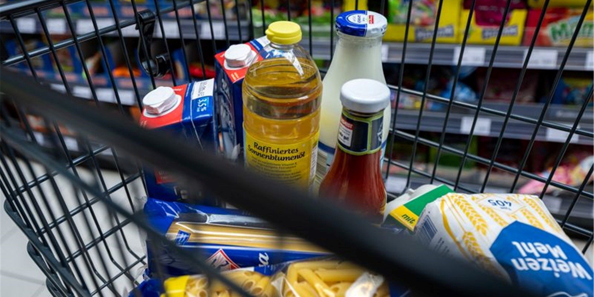 Lebensmittel liegen in einem Einkaufswagen