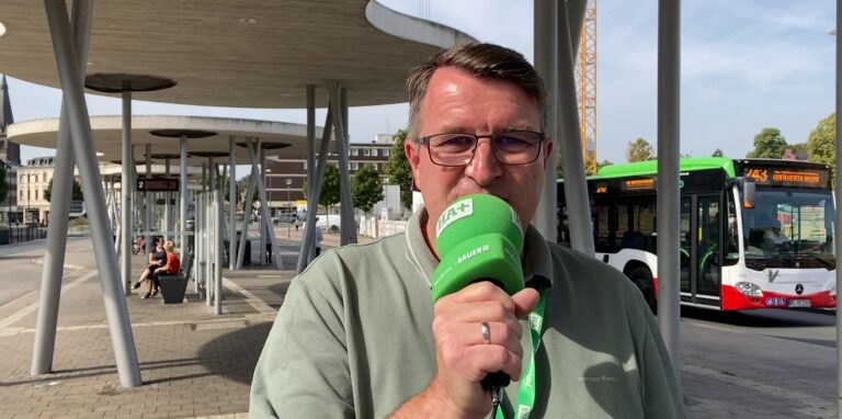 HA-Redakteur Oliver Prause befragte Fahrgäste am Hertener Busbahnhof nach ihrer Meinung zum 9-Euro-Ticket.