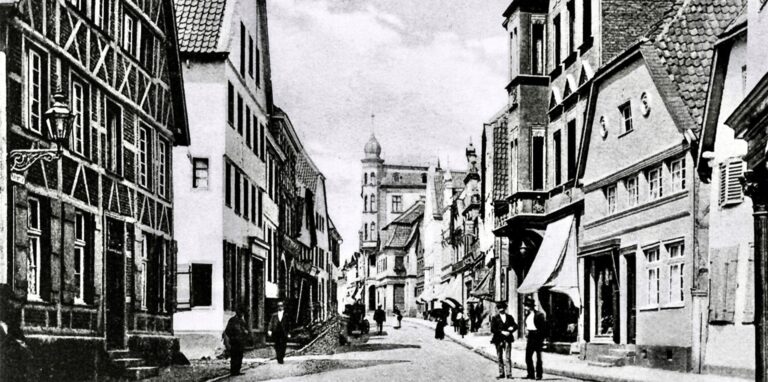 Eine historische Aufnahme der Kunibertistraße in Recklinghausen um das Jahr 1900.