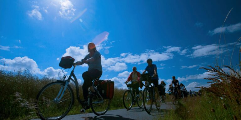 Radfahrer vor blauem Himmel.