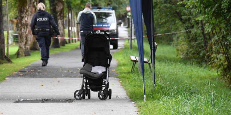 Polizisten sind am Unglücksort im Einsatz.