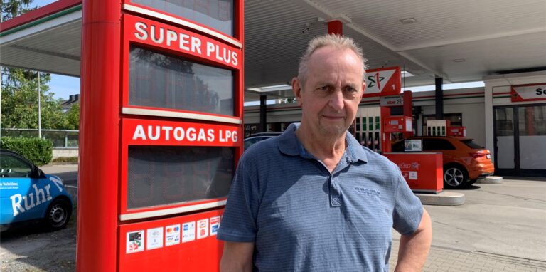 Pensionär Bernd Sorge steht vor einer Tankstelle in Castrop-Rauxel.