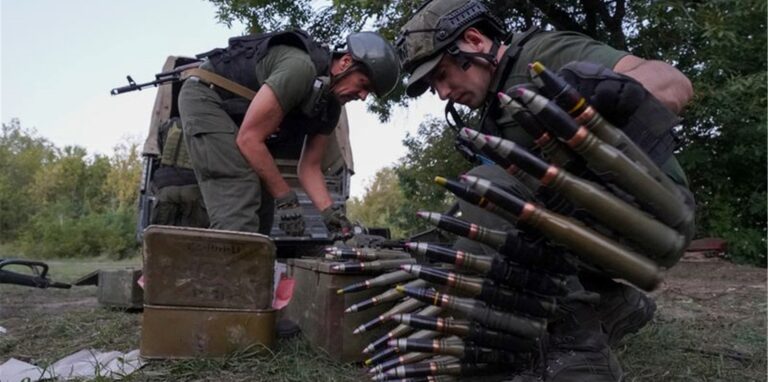 Ukrainische Soldaten bereiten ihre Waffen für den Beschuss russischer Stellungen in der Region Charkiw vor.