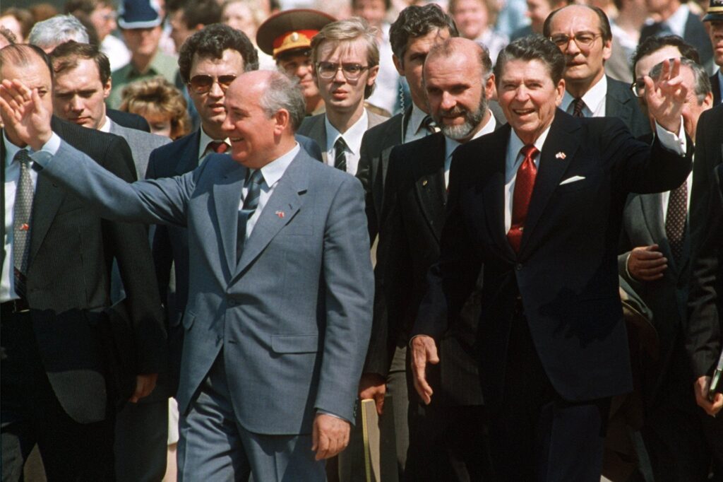 US-Präsident Ronald Reagan (r) und der sowjetische Staats- und Parteichef Michail Gorbatschow winken bei ihrem Spaziergang über den Roten Platz in Moskau am 30.05.1988 den Menschen zu (Archivfoto). US-Präsident Ronald Reagan (r) und der sowjetische Staats- und Parteichef Michail Gorbatschow winken bei ihrem Spaziergang über den Roten Platz in Moskau am 30.05.1988 den Menschen zu (Archivfoto).