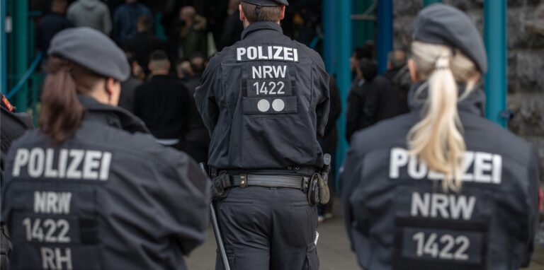 Polizisten aus NRW stehen vor dem Landgericht.