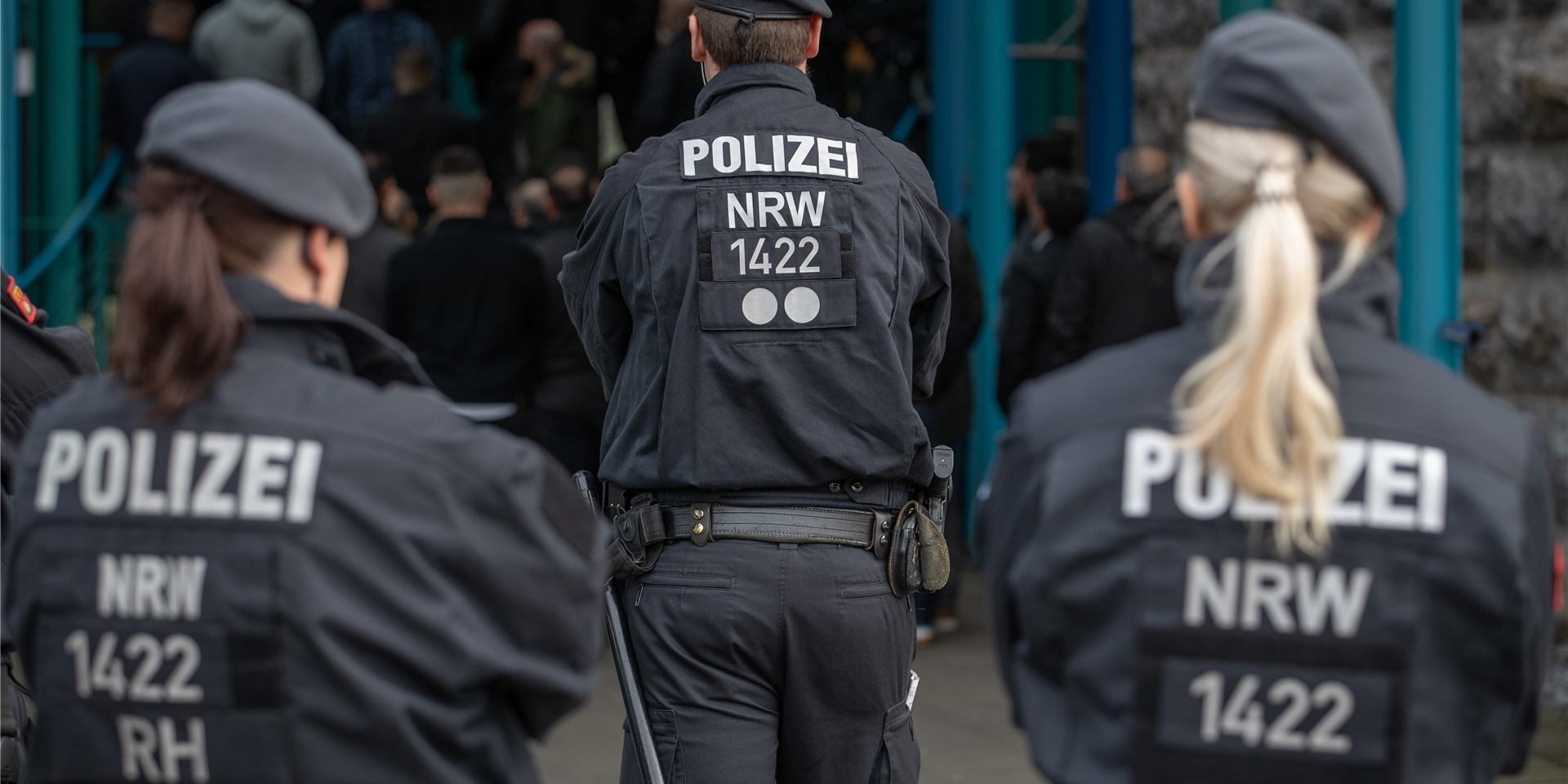 Polizisten aus NRW stehen vor dem Landgericht.