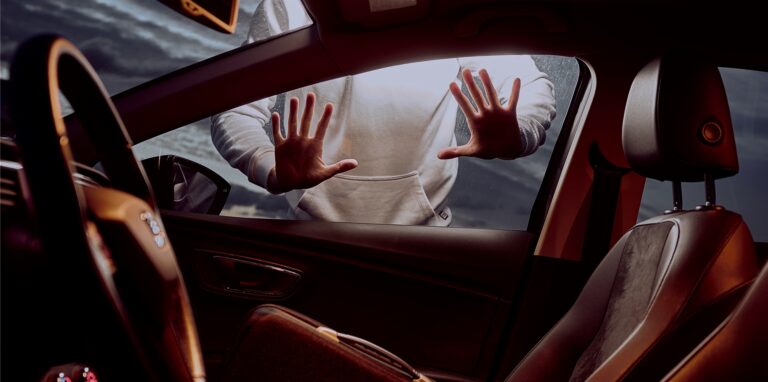 Ein 18-Jähriger hat einen Tablet-Computer aus einem fremden Auto gestohlen.