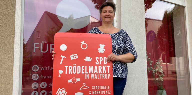 Kirsten Beughold präsentiert das Trödelmarkt-Plakat.