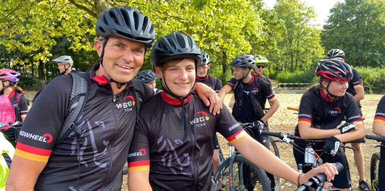 Knut Behrendt (l.) und Phil Przybilla von der Mountainbike-AG des Willy-Brandt-Gymnasiums in Oer-Erkenschwick