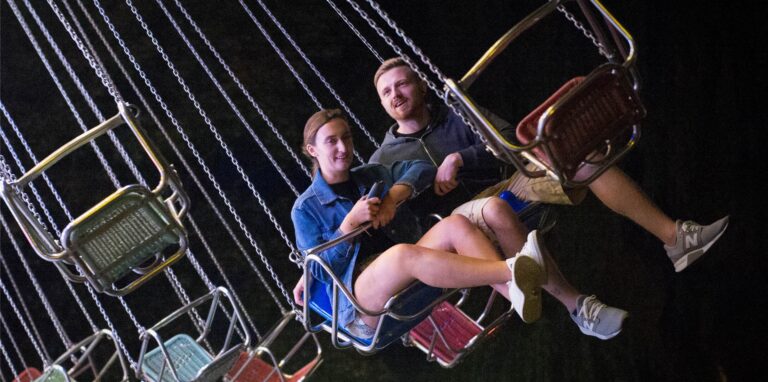 Beim Heimatfest 2019 waren auch am Abend noch viele Menschen unterwegs, in diesem Jahr muss dabei das Wetter mitspielen.