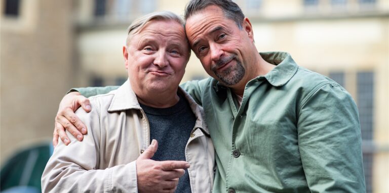 Jan Josef Liefers (r) als Prof. Karl-Friedrich Boerne und Axel Prahl als Frank Thiel stehen bei «Tatort»-Dreharbeiten am Set. 