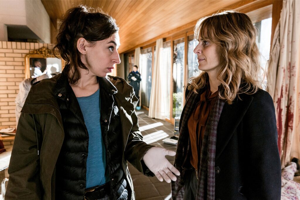 Kommissarin Isabelle Grandjean (Anna Pieri Zuercher, r) und ihre Kollegin Tessa Ott (Carol Schuler) in einer Szene aus 